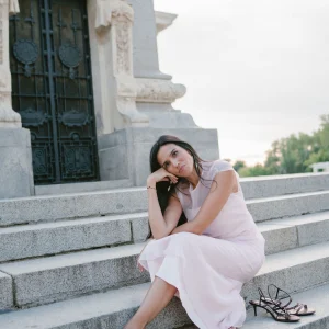 VESTIDO ROSA SATINADO CON CAPA EN ORGANZA