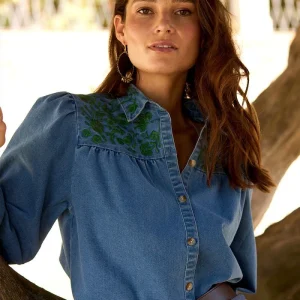 BLUSA DENIM CON BORDADO FLORES