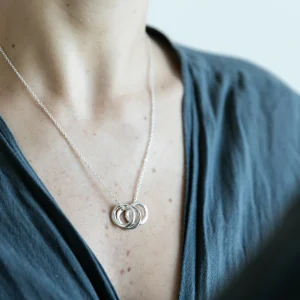 COLGANTE 3 DIJES IRREGULARES Y CADENA FINITA