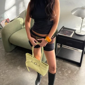 BOLSO ESSENTIAL EAST-WEST | MANTECA