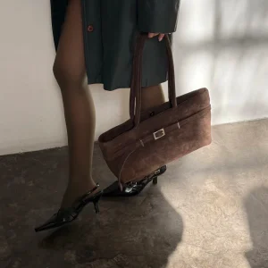 BOLSO ESSENTIAL EAST-WEST | GAMUZA CHOCOLATE